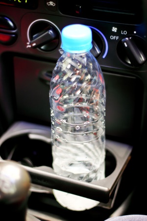 műanyag palack autóban